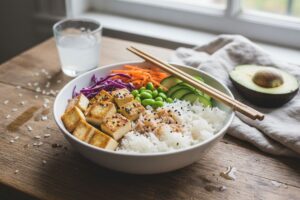 Bowl asiatique au riz, tofu et légumes croquants