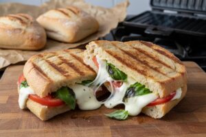 Panini mozzarella tomates basilic